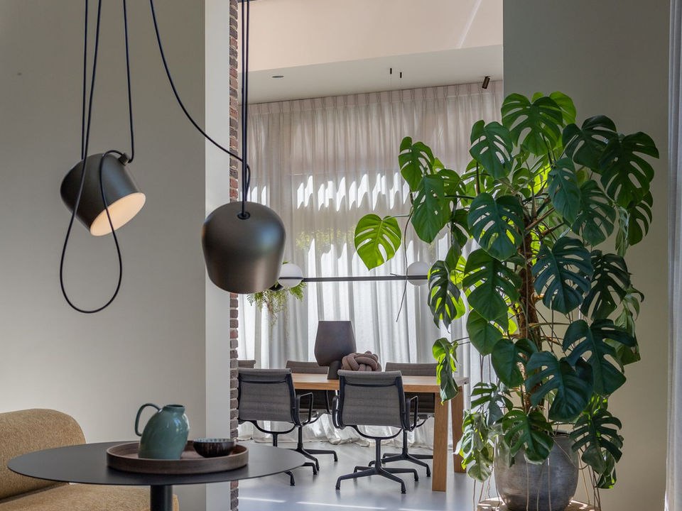 Exterieur stadsvilla Bloemendaal — interieurontwerp door Studiomove, moderne villa met zwembad en terras